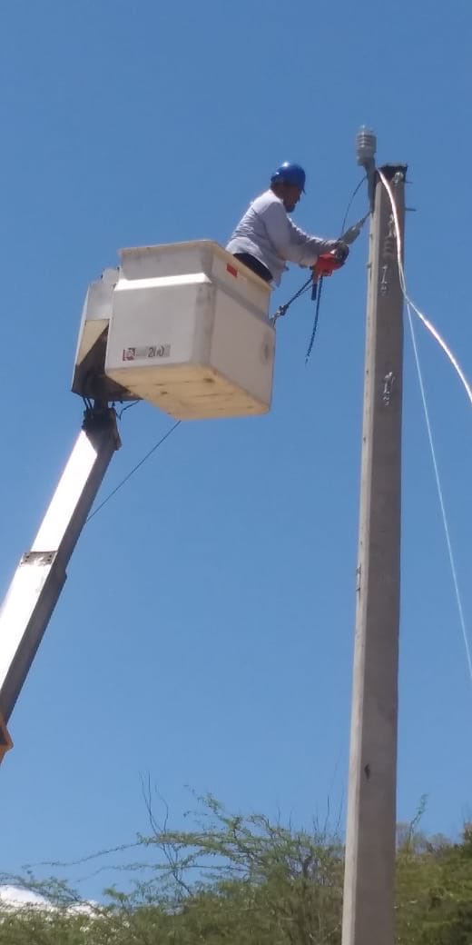 Comprometidos con la electrificación de todas las zonas rurales de nuestro país, los avances en el municipio Los Jovillos de la provincia de Azua son notables. 
Nuestros técnicos continúan su ardua labor de electrificar a toda la comunidad.
#MásCercaDeTÍ
#EstamosCambiando