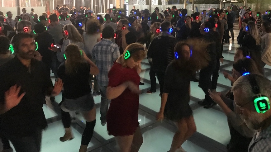 Greenlite_Glass's tweet image. Our walkable skylights and glass floors are engineered for live loading and can be engineered for extreme loading.  

There is nothing like #RealWorldTesting, we get a kick out of seeing people enjoying themselves while using our LITEFLAM Fire-Rated systems. 

#fireratedglass