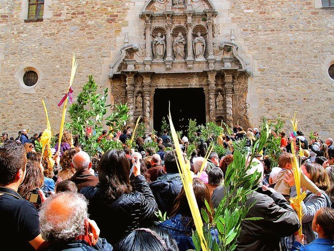 ParroquiaMoia's tweet photo. ✝️💦🌿Per tal de respectar les mesures preventives dels contagis per #COVID19, el proper Diumenge de Rams la benedicció de palmes, palmons i branques de llorer es durà a terme a l'interior del temple durant la Missa de les 12:00h i quan l'ofici finalitzi. https://t.co/6JVDiSLqU3