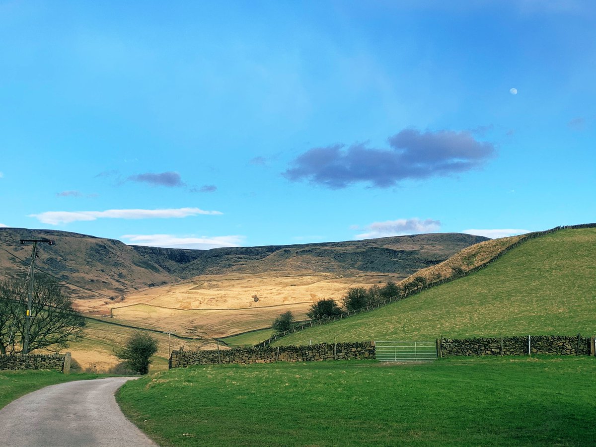 MoveMoreGlossop's tweet photo. Evening run πββοΈ. Why wouldnβt you want too?!! What amazing countryside we have in Glossop. When the sun comes out it just the best place to be #doorstepwalks #runningforwellbeing @peakdistrict @ActiveDerbys @HPBCtweets https://t.co/n3NClctwyV