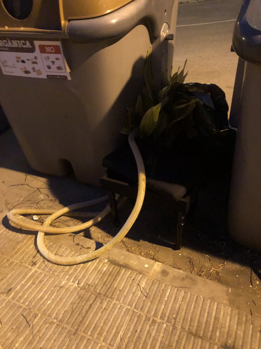 #Torredembarra paradis turistic 😤😤. Hi ha carrers que son tot un luxe viure 🤦‍♀️<a href="/AjTorredembarra/">Aj. de Torredembarra</a>