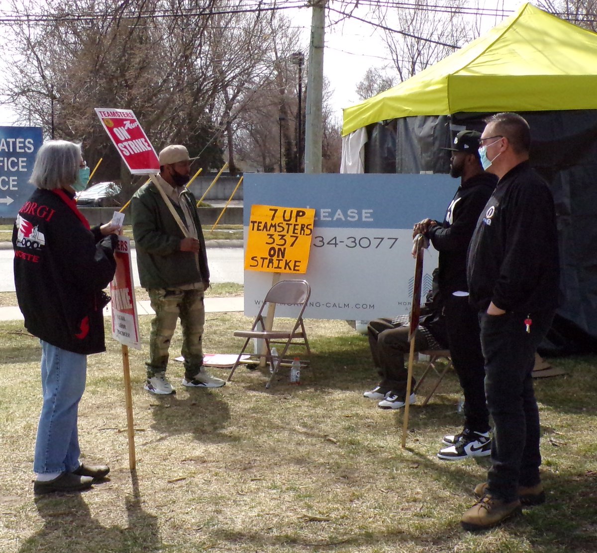 cawjournalism's tweet photo. Teamsters Local Union No. 337 are on strike outside the Redford 7UP Bottling Co. March 25th is day 12 of striking for these workers, as they are fighting for fair discipline and wage equality. (WSUpj/Camille Williams) https://t.co/a5r5QxbKMJ