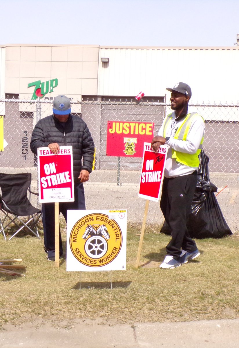 cawjournalism's tweet photo. Teamsters Local Union No. 337 are on strike outside the Redford 7UP Bottling Co. March 25th is day 12 of striking for these workers, as they are fighting for fair discipline and wage equality. (WSUpj/Camille Williams) https://t.co/a5r5QxbKMJ