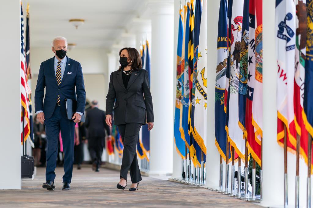 enlazonacero's tweet photo. A 2 meses de tomar posesión, @JoeBiden solicita a @KamalaHarris “encabezar los esfuerzos de la administración para resolver el desafío migratorio que atraviesa Estados Unidos”. Tan existe preocupación de @potus que mandó a #RobertaJacobson a México para desalentar el éxodo a USA. https://t.co/xkxND3bTXm