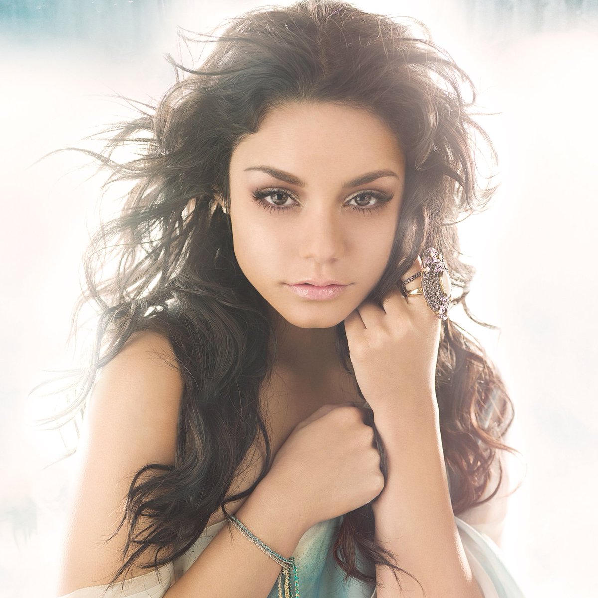 hudgensbr's tweet photo. @vanessahudgens albums and singles, the #thread; https://t.co/bIhePhYCX1