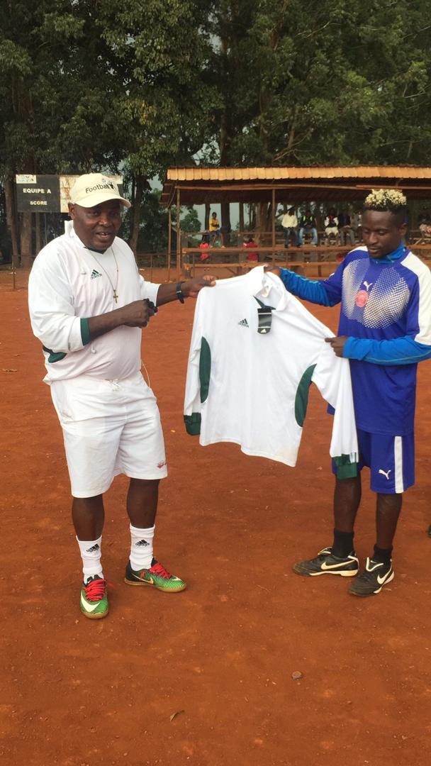 RACING_TPO's tweet photo. Le boss #BernardFotso crée une saine émulation au sein du groupe professionnel et instaure une récompense pour féliciter le meilleur joueur à l issue de chaque journée
En marge de #RACNFC, AYISSI #MOTM a reçu un maillot offert par notre coach 🤗☺ https://t.co/8Aqva38UA1