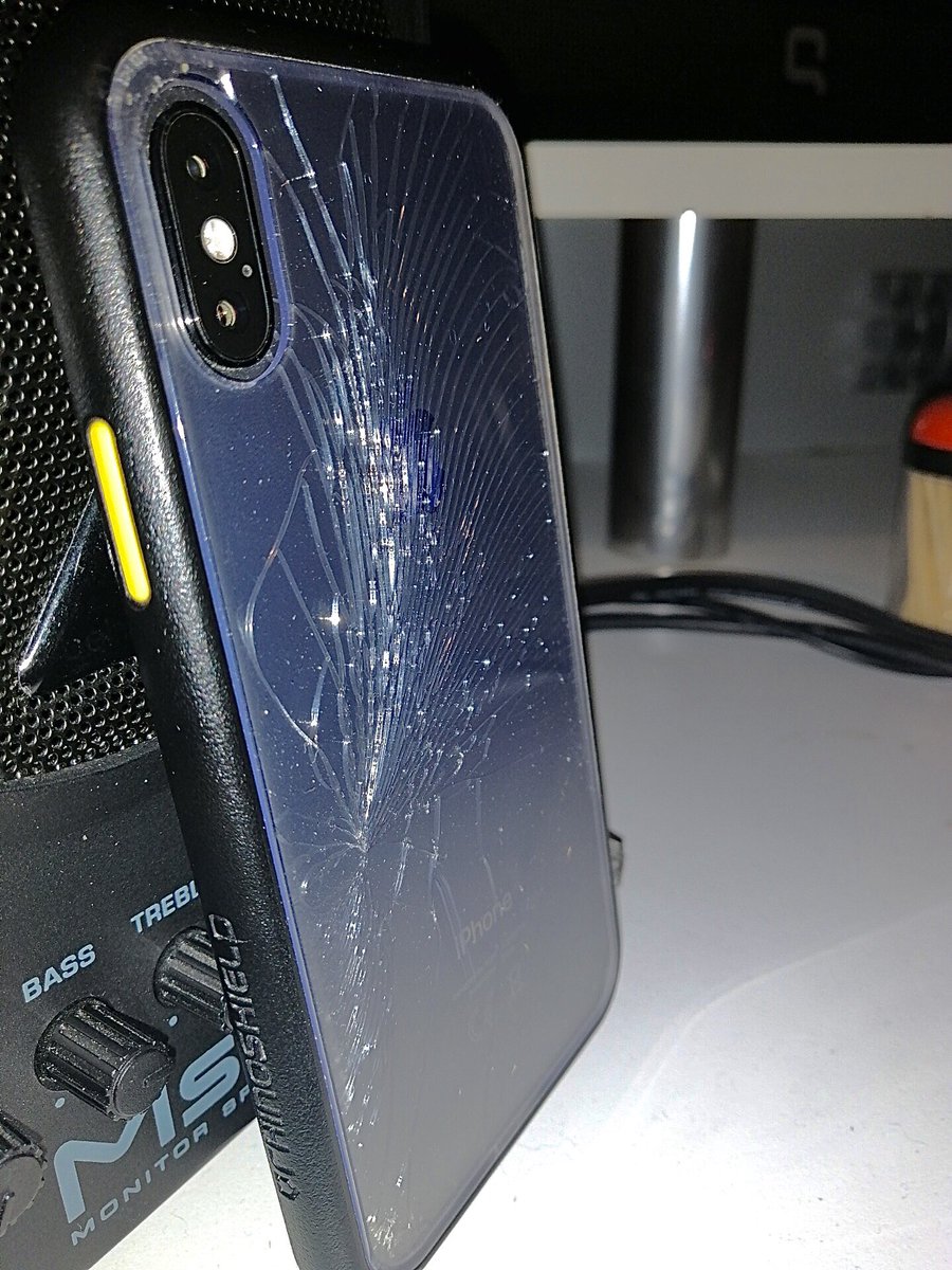 martinsweertvae's tweet photo. En 10 ans de temps à acheter des coques à 10€ j’ai jamais cassé un téléphone, là il tombe de ma main et il casse ? Heureusement que l’hélicoptère n’avais pas décollé..... On fait comment ? @GetRhinoShield https://t.co/hemDfPy7uH