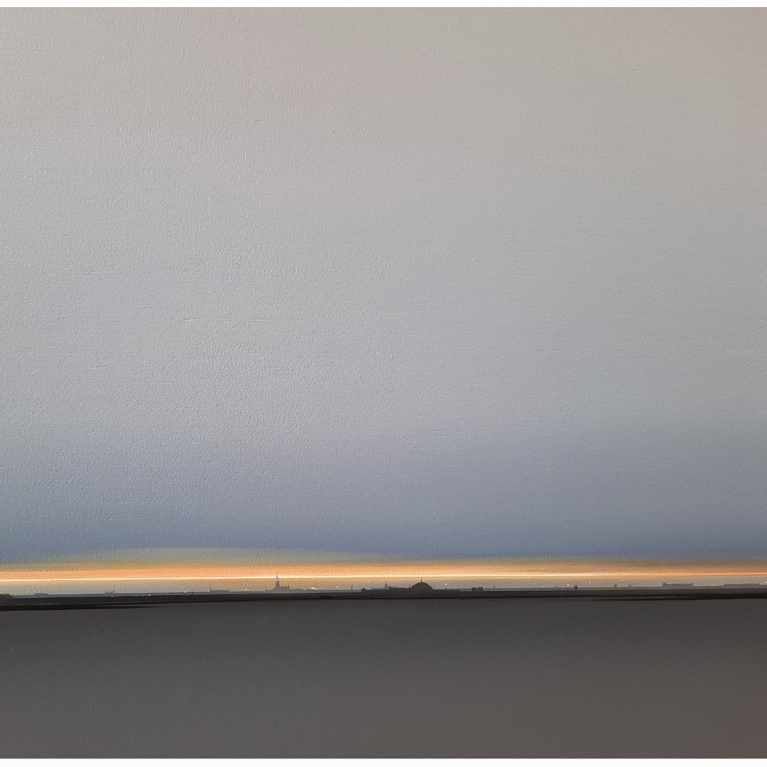 "Donde el inicio es memoria"

80x80 cm 
(Detalle)

Los amaneceres silenciosos se encuentran fuera de la ciudad, fuera de motores y pitidos, de contaminación y ruido.

Solo el sonido del viento, de las hojas al nacer, de los pájaros al volar,