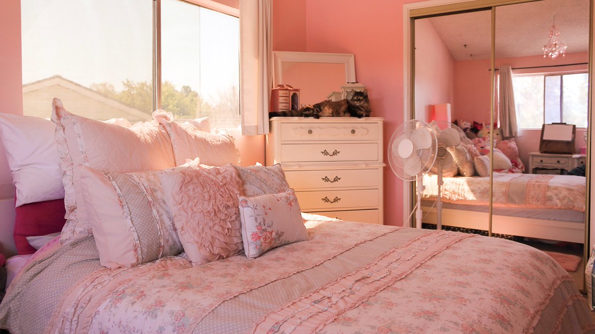 perfectfroot1's tweet photo. Room appreciation post 💖🎀🌸🥰 because I’m really sad about having to move next month 😔 https://t.co/RRXISJHzXn