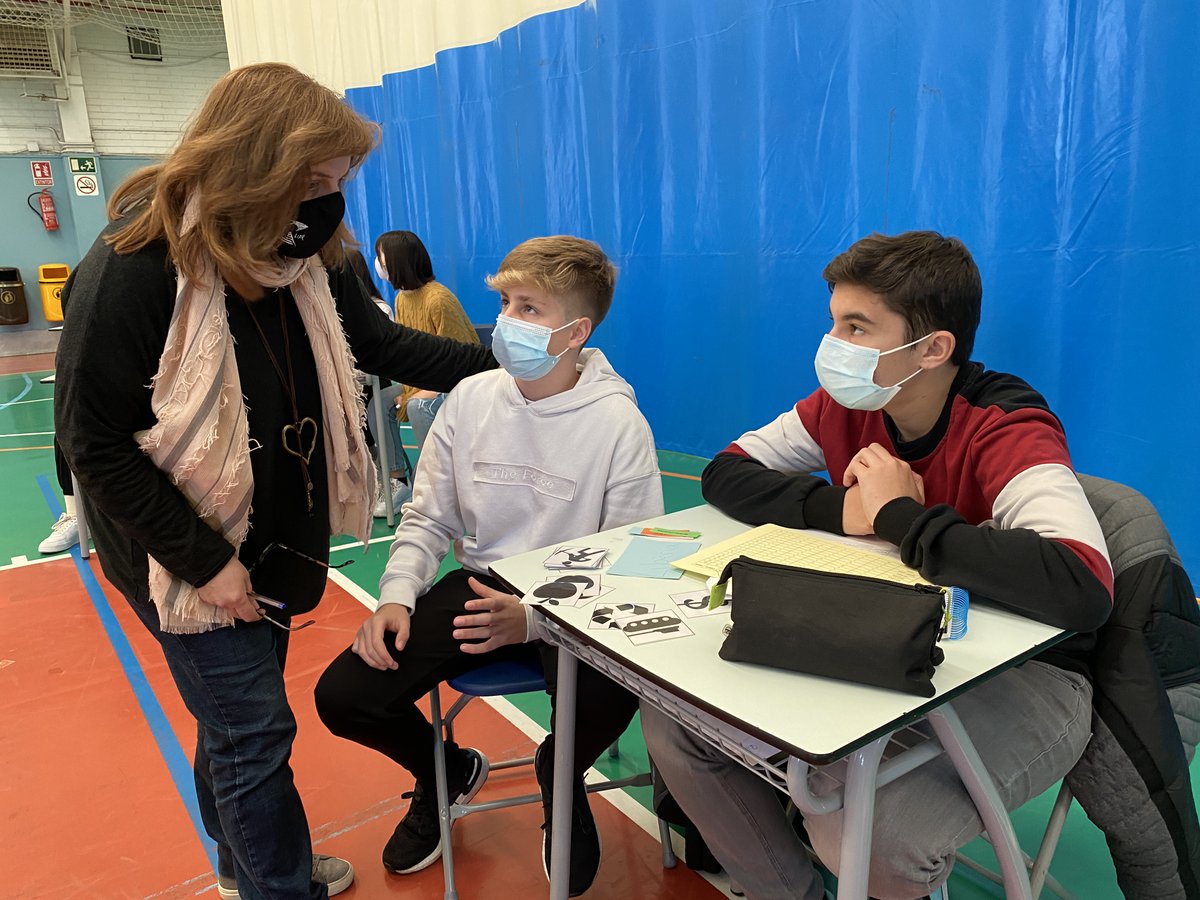 Llor_Fundacio's tweet photo. El joc de les nacions a 4t d'#ESOLlor 🌍
La dinàmica consisteix en el fet que cada grup representa un país i ha de gestionar els seus recursos per tal de superar tot el que pot passar a la realitat en un país.
@JocNacions https://t.co/itFASoQqU2
