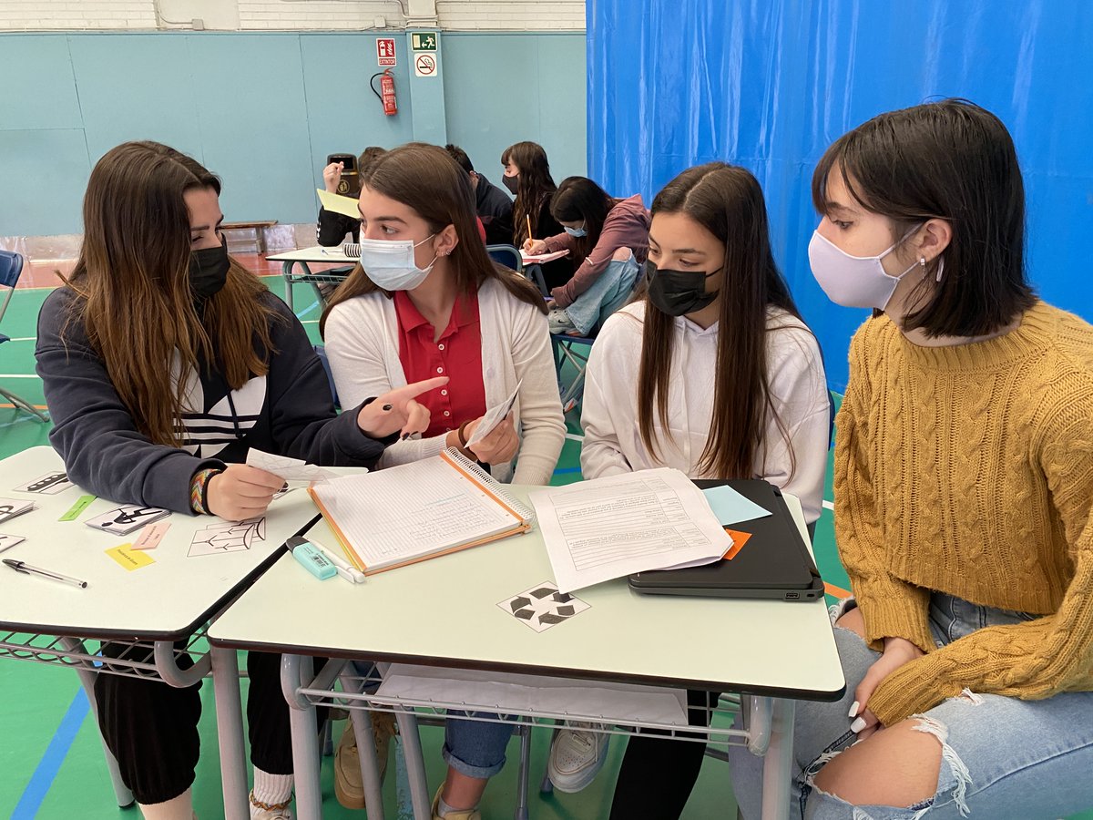 Llor_Fundacio's tweet photo. El joc de les nacions a 4t d'#ESOLlor 🌍
La dinàmica consisteix en el fet que cada grup representa un país i ha de gestionar els seus recursos per tal de superar tot el que pot passar a la realitat en un país.
@JocNacions https://t.co/itFASoQqU2
