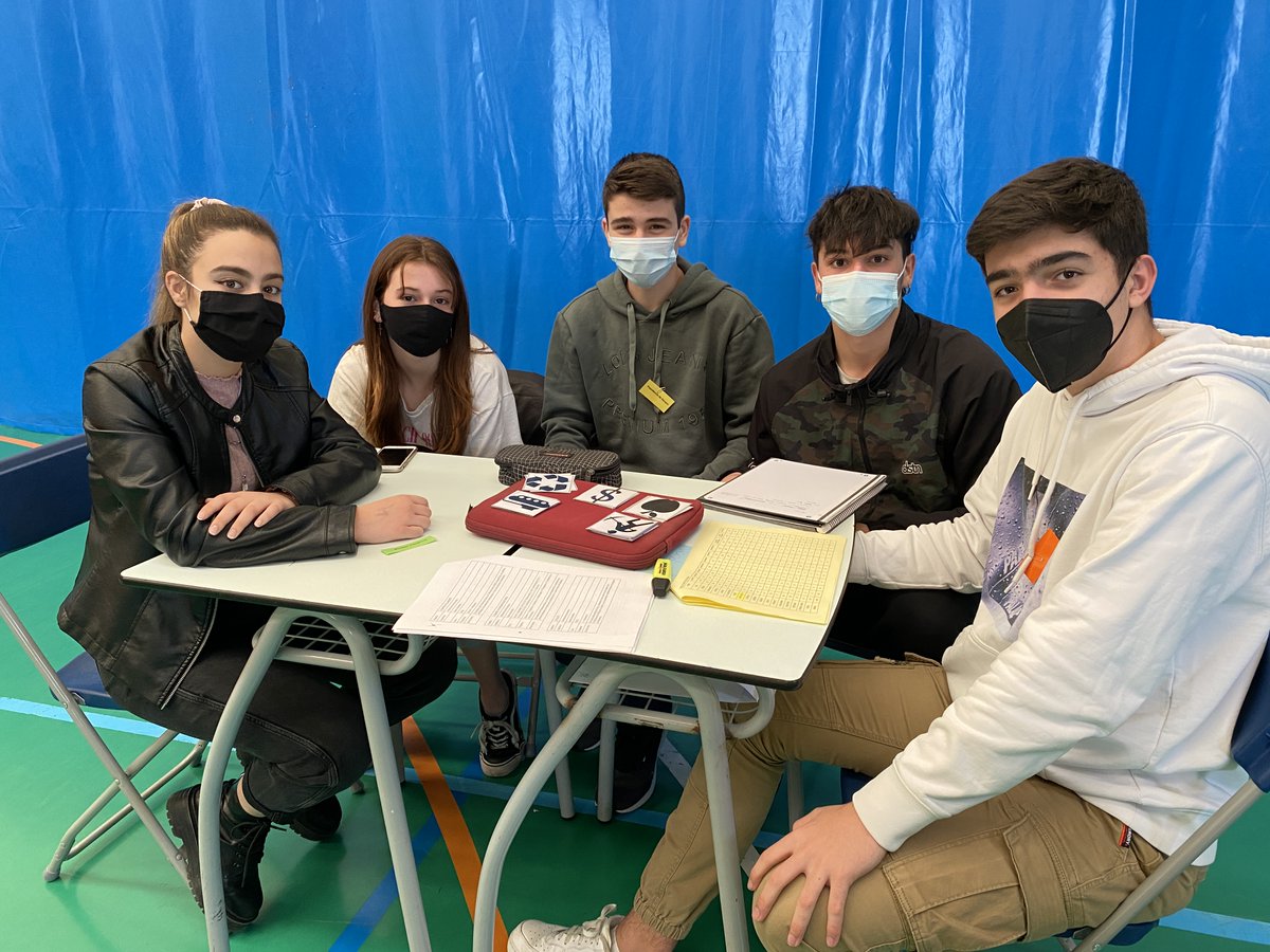 Llor_Fundacio's tweet photo. El joc de les nacions a 4t d'#ESOLlor 🌍
La dinàmica consisteix en el fet que cada grup representa un país i ha de gestionar els seus recursos per tal de superar tot el que pot passar a la realitat en un país.
@JocNacions https://t.co/itFASoQqU2