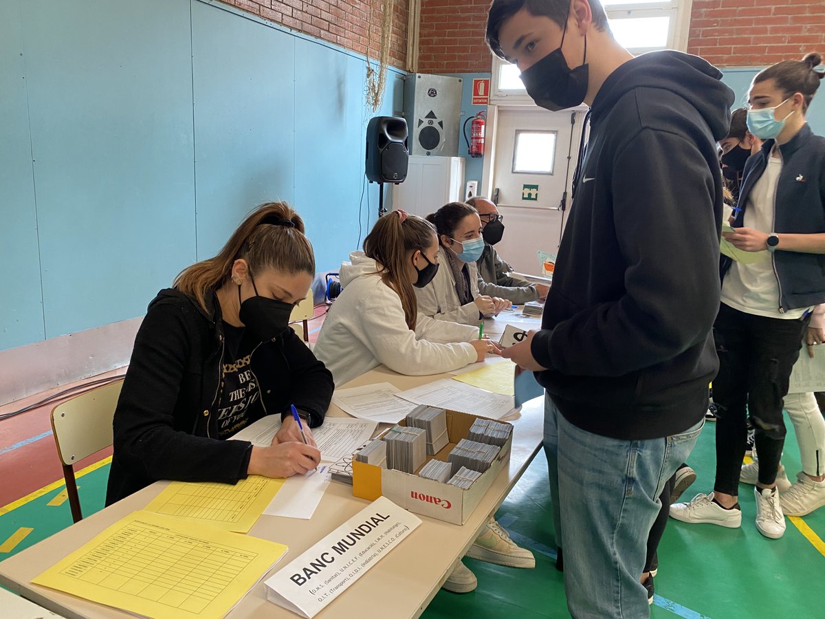 Llor_Fundacio's tweet photo. En el joc estan previstes una sèrie de jugades que els permetran rendibilitzar els seus recursos inicials com a país.
Una manera lúdica i divertida d'entendre com funciona el món.
#Llor #ProjectesLlor #EnsDivertimAlLlor #FemPossibleElQueImagines https://t.co/NxQeu13dVn