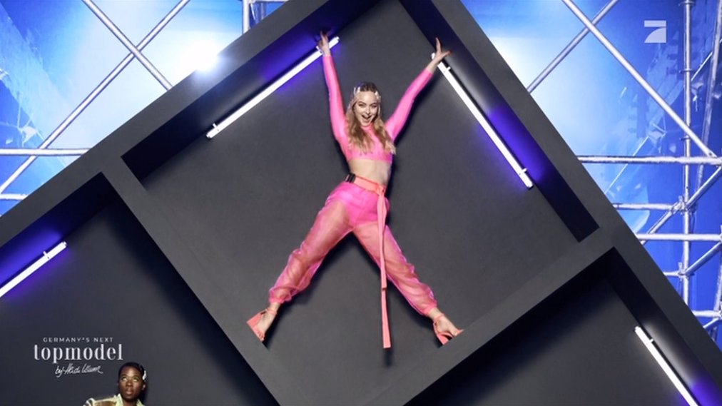 mulkanso's tweet photo. see no difference #GNTM https://t.co/FjR0Fr1mCj