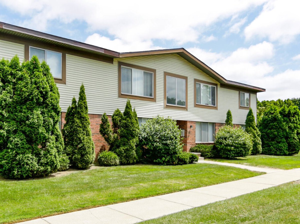 TownCountryApts's tweet photo. With warmer weather comes more opportunities to take a walk outside and our well kept grounds makes it easy to get in steps. 🏃 https://t.co/Nh7KeNcDrK