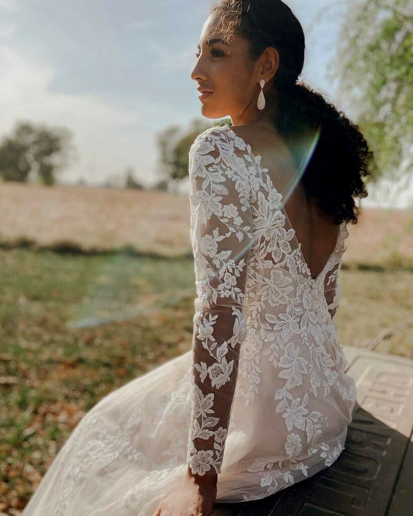 NEW! Stella York no.7169

Available with or without sleeves!

Floral laces shower throughout this subtly voluminous silhouette of tulle and Regency Organza, making a distinctly striking statement over the optional illusion long sleeves which create a tat… instagr.am/p/CM2oIAJoQVU/