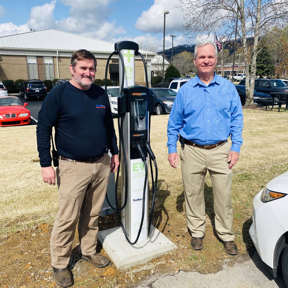 7StatesPower's tweet photo. Seven States Power partnered with Scottsboro Electric Power Board manager, Phillip Chaney, and engineer, Bradley Potter, on the installation of a @ChargePointnet dual port, level 2 #electricvehicle charger at their offices. #DesignDevelopDeploy #7SPC @ScottsboroEPB https://t.co/PnYrbgnDEN
