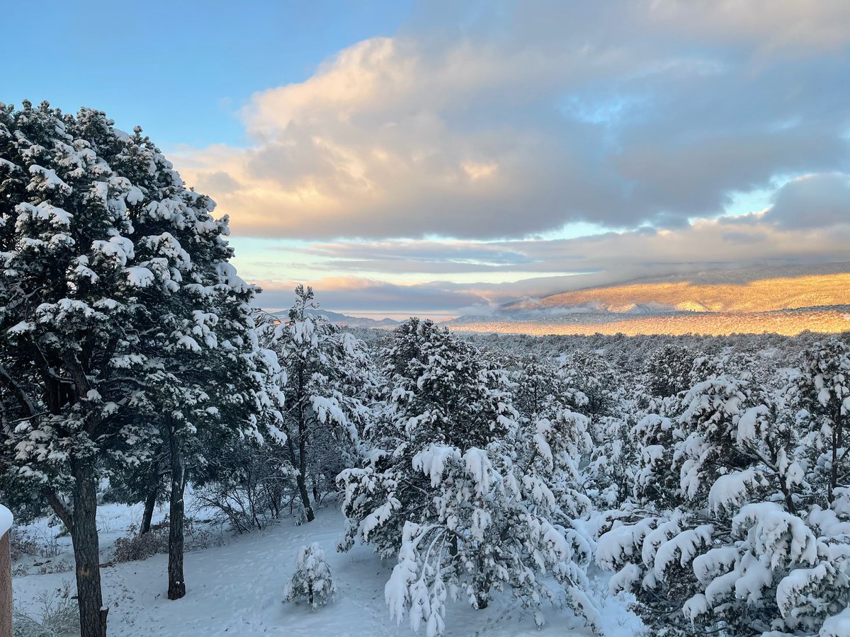 BGonz135's tweet photo. Just another beautiful New Mexico sunrise!! 💞😍🙌🏽 https://t.co/R8vjVJYhOJ