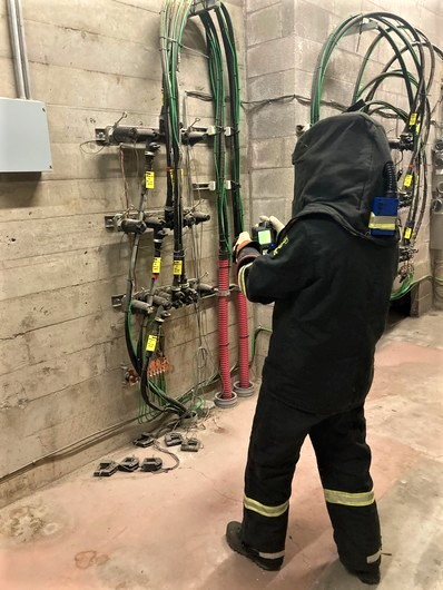 UofOCPFM's tweet photo. #UOCPFM Utilities & Energy staff performing thermography #preventivemaintenance on the utilities electrical distribution system. They are testing the primary and secondary of a transformer #IncreasingEfficiency #HowDucksWork #UniversityofOregon #UO https://t.co/XC20TF2fbP