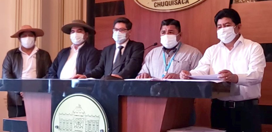 ahora_elpueblo's tweet photo. Los ministros de @AmbienteyAgua, @EconomiaBo, @MDRyTOficial y @mopsv_Bolivia anuncian que mediante un #DS se autoriza al Ministerio de Economía diferir de manera excepcional el pago de las cuotas de la empresa #ELAPAS (Empresa Local de Agua Potable y Alcantarillado) de #Sucre. https://t.co/81JxiygnMN