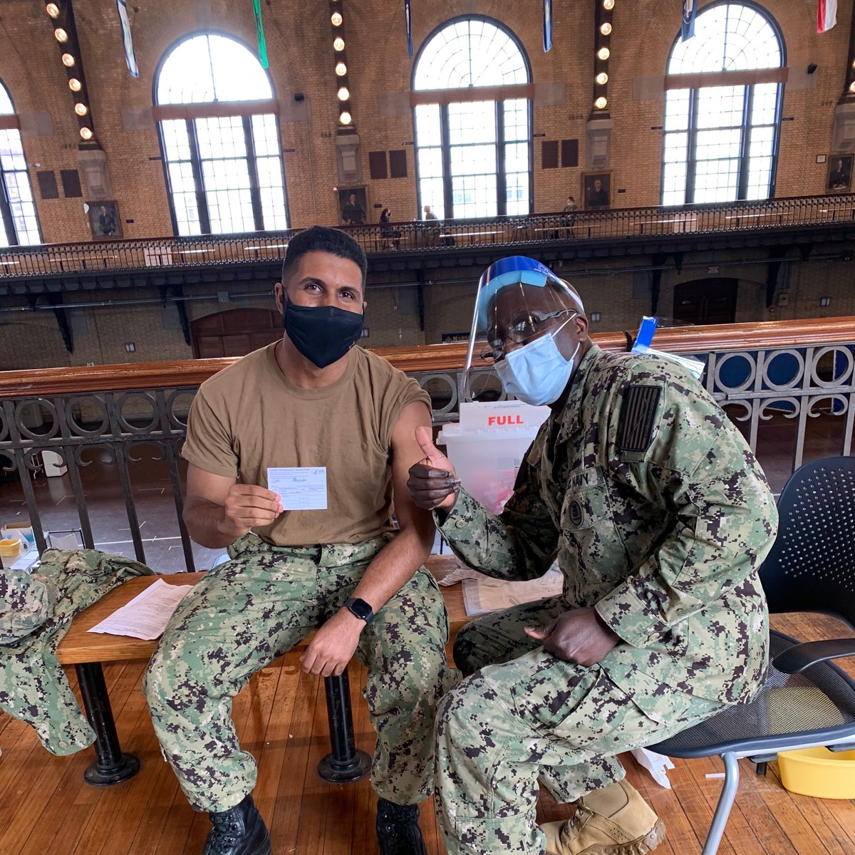 4/C Alex Cole on having his father, #USNA's CMC Karim Cole, a hospital corpsman by trade, administer his #COVID19vaccine: 

'It amazes me that even at his level he is willing and able to tap into the knowledge and expertise he obtained as a hospital corpsman.'

#SinkCOVID