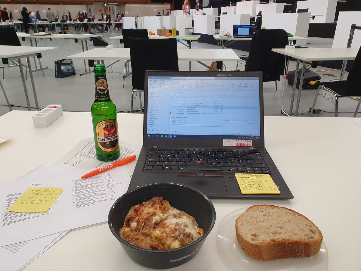 TomCBerger's tweet photo. Auch heute was währschaftes im Stadtberner Parlament. Lecker Lasagne als Unterlage für trockene Voten. (Wobei @mcw_bern grad ein gewohnt poetisch angehauchtes Dessert serviert.) #srbe https://t.co/OlKTuXgpBt