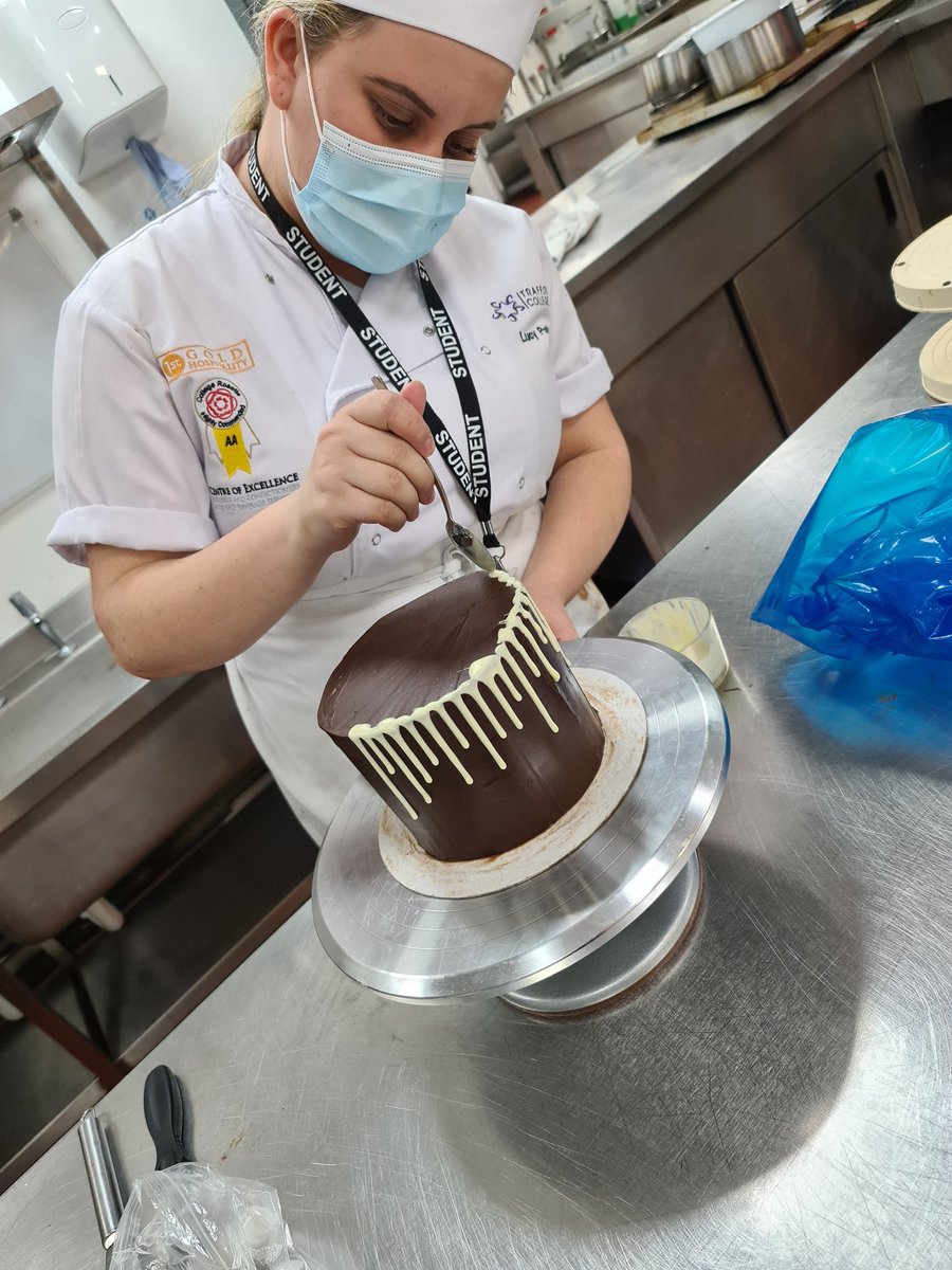 keri_hannigan's tweet photo. A super #ganaché #lesson tonight with one of our #level3 patisserie groups
#proudlearners #proudlecturer
@TraffordCollege https://t.co/y6xCPxdFZC