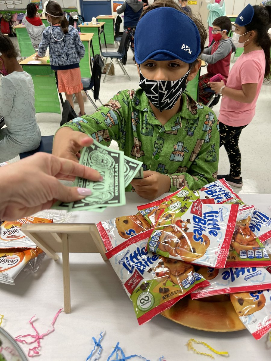 lydis_berriz's tweet photo. Second graders at @SPEpanthers earn Learning Money for different achievements and then we turn the classroom into a bakery to spend the money. @MDCPSSouth @MDCPS https://t.co/ffrD5eJG7E
