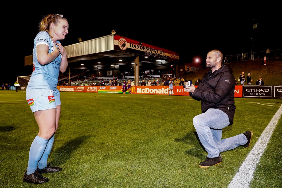 Rhali Dobson, joueuse de Melbourne, a pris sa retraite à 28 ans. 

Elle a décidé de rester auprès de son mari, atteint d’un cancer. 😢💙