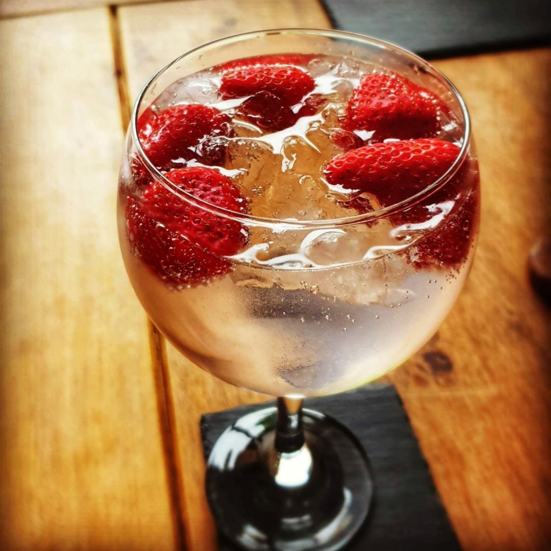 kt_dawe's tweet photo. Bloom Gin with lime soda, ice and Strawberries 😋
#bloomgin #HappyHour https://t.co/H3wBWkRdgl https://t.co/MeKRUHh9MY