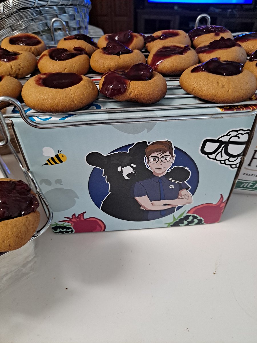 CreativiaRkM2's tweet image. Ok. I made these with the Roman jam. They are PBJ thumbprint cookies 
#fandersjewishpositivity