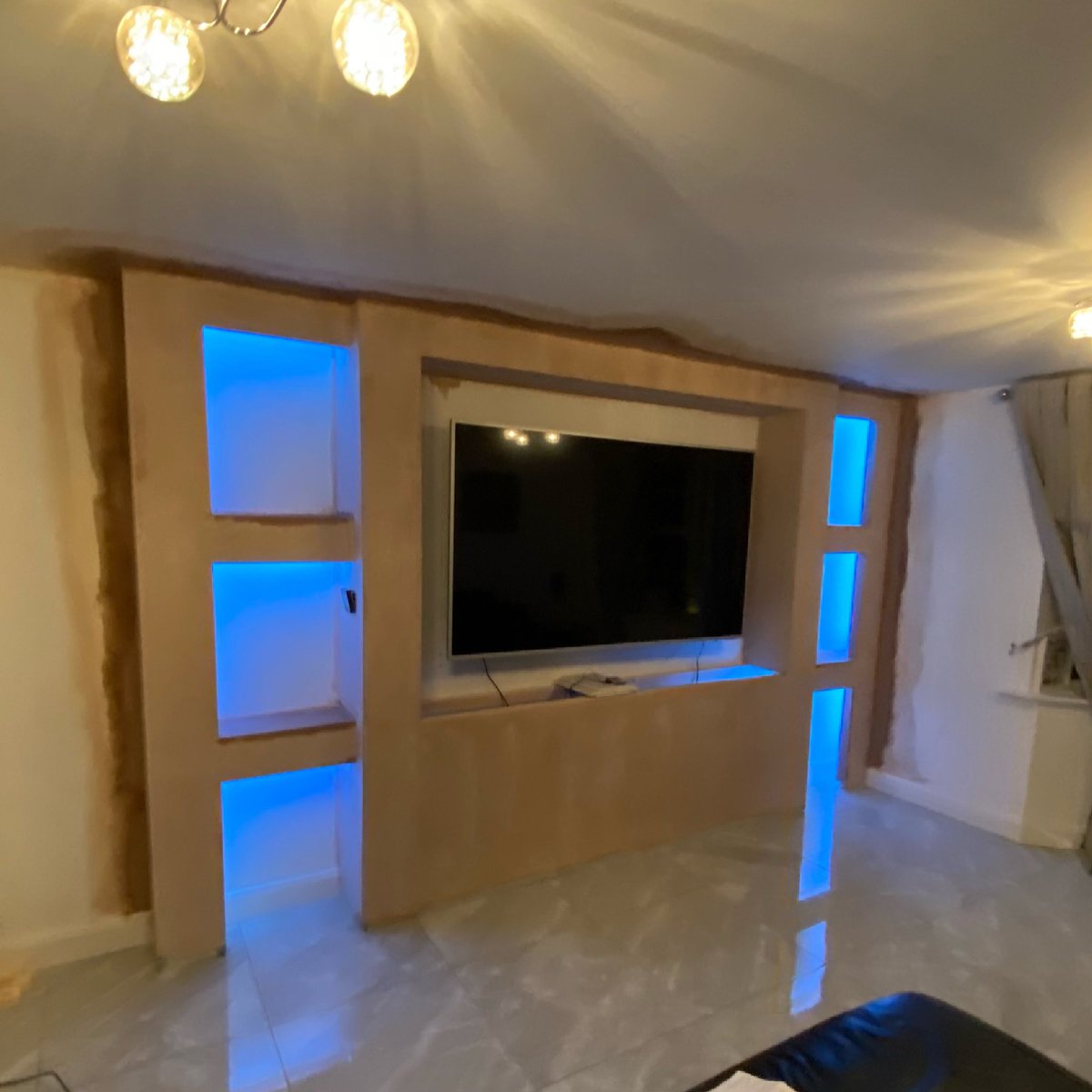 IAPlimited's tweet photo. Media wall done and feathered out to existing plaster to leave a seamless finish. Once dried out fully we will be applying two types of Venetian plaster, a polished stucco to the main tv housing and a textured marmorino to both sides in gunmetal grey. #plastering https://t.co/GWwCj4aEZu