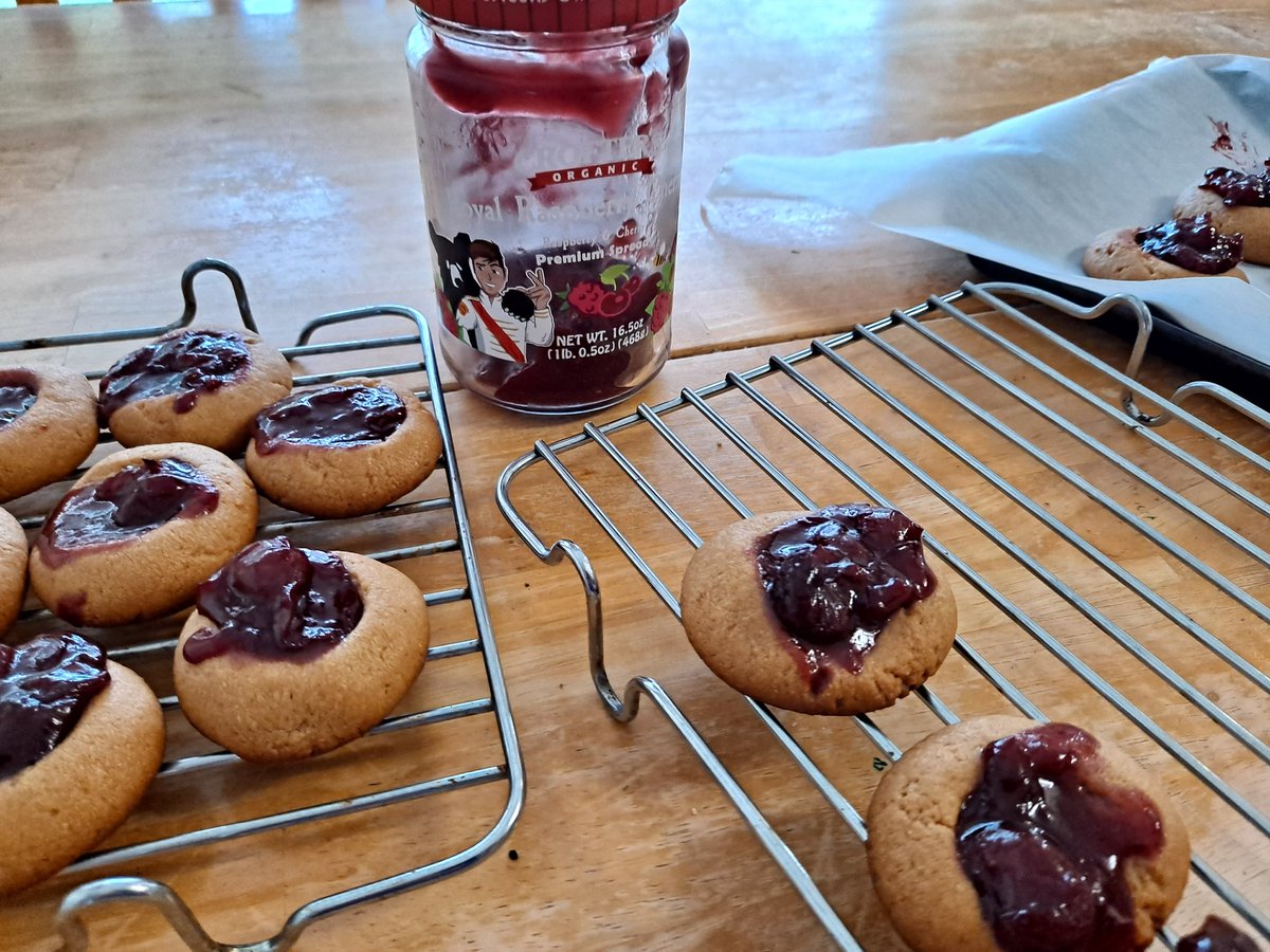 CreativiaRkM2's tweet image. Ok. I made these with the Roman jam. They are PBJ thumbprint cookies 
#fandersjewishpositivity