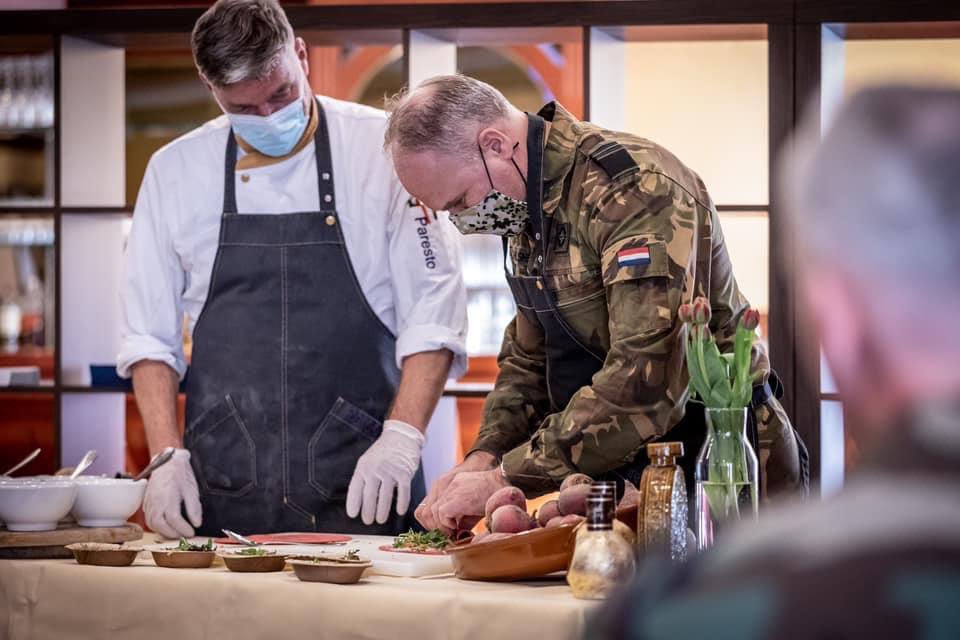 De aanstaande Commandant der Strijdkrachten, luitenant-generaal Onno Eichelsheim, had woensdagmiddag een eerste kennismaking met de collega’s van het Defensie Ondersteuningscommando, waaronder ook #Paresto

#ondersteunenisonzemissie #CDS #defensie #DOSCO