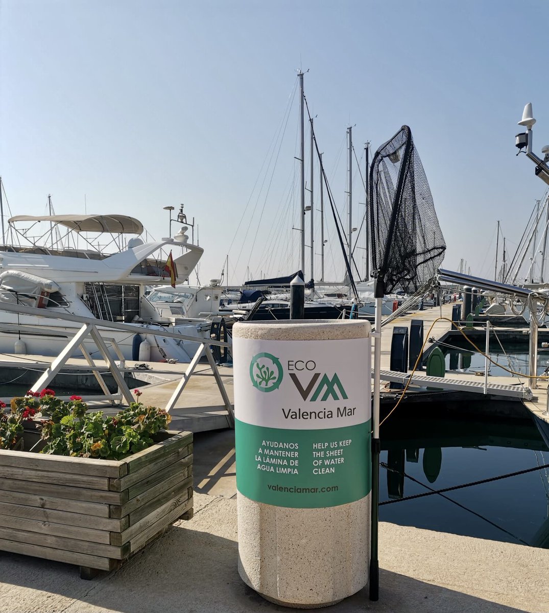 Ayúdanos a mantener la lámina de agua limpia!!

Queremos tener una marina sostenible, por eso hemos puesto papeleras de hormigón con un salabre para que cualquiera que vea residuos en el mar pueda recogerlos y ayudar a mantener limpia la lámina de agua.

#plasticfree #cleanwater
