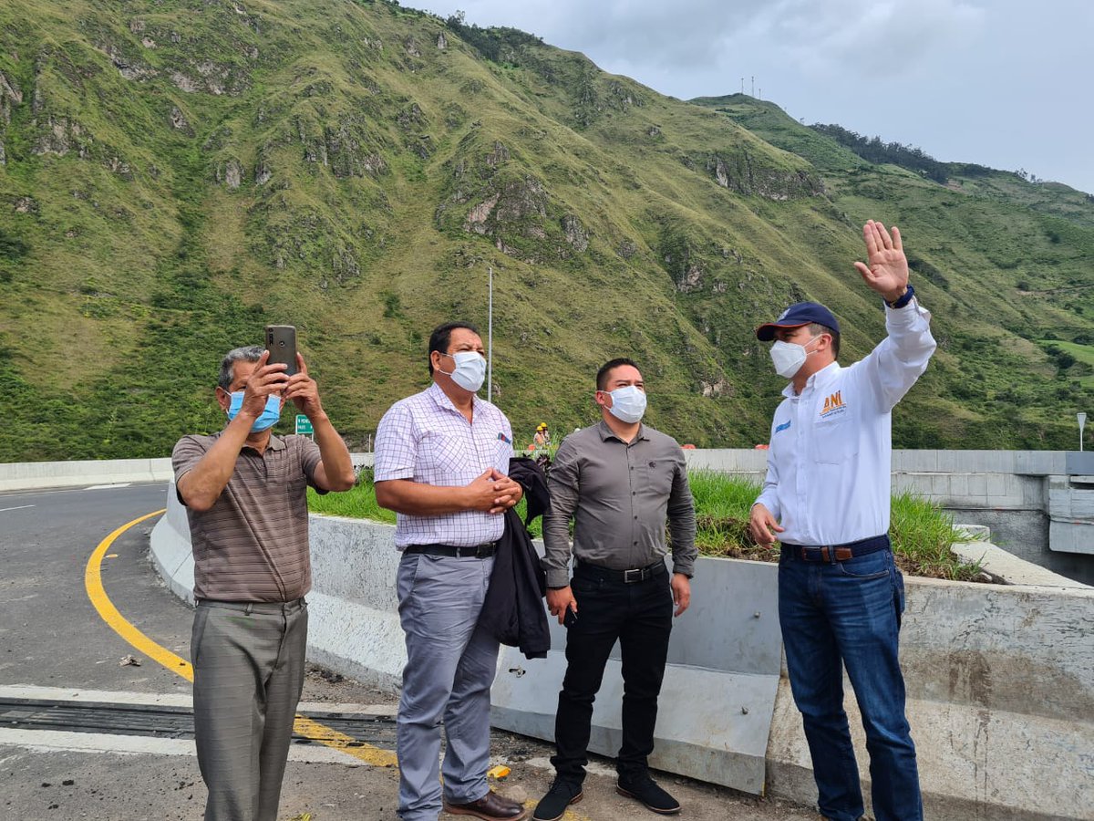 #AEstaHora El vicepresidente <a href="/EdoGutierr1/">Luis Edo Gutierrez</a> recorre las obras más destacadas del proyecto Rumichaca-Pasto, en compañía de transportadores de Nariño, para socializar con ellos el alcance y las ventajas del corredor vial. #InfraestructuraParaLaGente