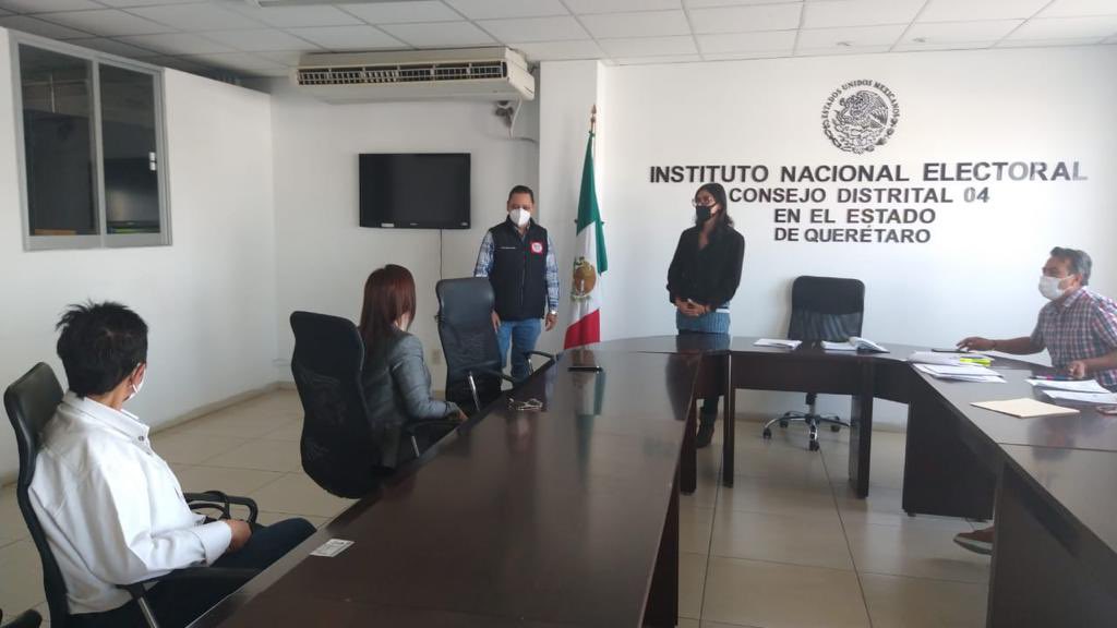 Rspqro's tweet photo. Nuestro Presidente Ulises Gómez de al Rosa se encuentra en estos moentos en el Consejo Distrital No. 4 registrando a nuestra Candidata a Diputada Federal Claudia Nava.#SeguimosAvanzandoyConstruyendo #SanemosaMexico #DefendamosQueretaro #RSP https://t.co/UcAehRu4QU