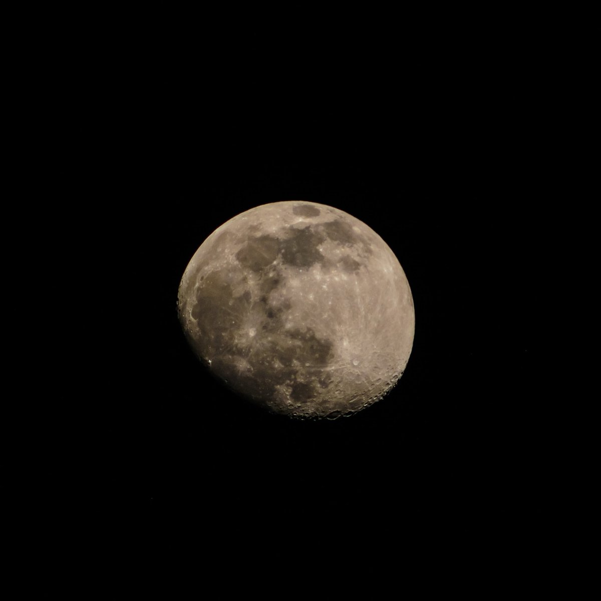 Dimitark12K's tweet photo. Moon nowww . 
Enjoy it https://t.co/vDT5m77yji