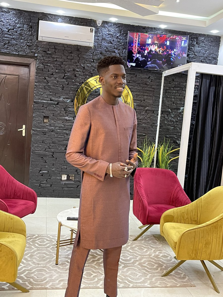 tailordor's tweet photo. Un gros sourire de @DuduFdv qui était de passage dans votre showroom Tailor D’or. 
Dalal Ak Jamm😀. https://t.co/r6DyUFHxhW