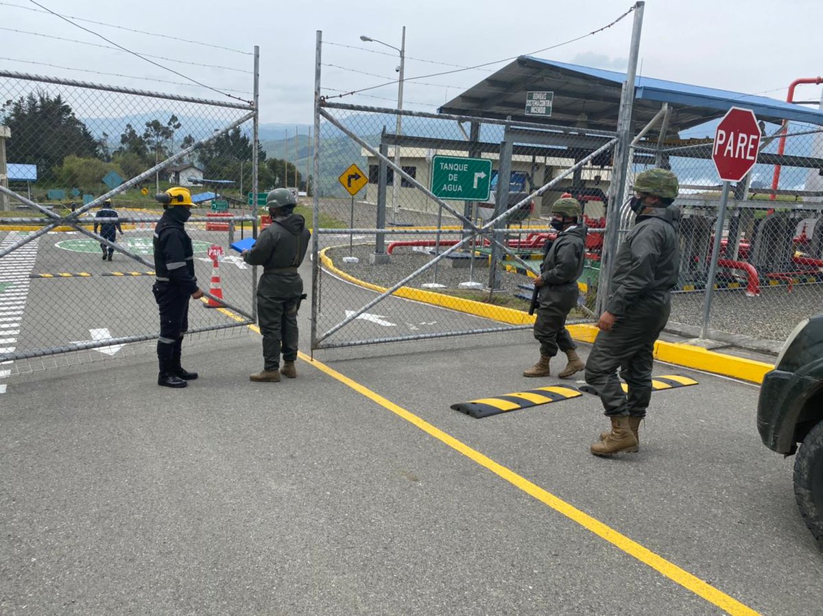 FFAAECUADOR's tweet photo. #Cañar | FF.AA., mantienen operaciones permanentes de seguridad hidrocarburífera en las estaciones de #Ducur , #Charcay, #SuscalViejo, #Caguanapamba, #Sigsihuayco, #Tamboloma y #SaltoMosquera, a fin de evitar el contrabando de combustible. #FFAAHidrocarburos https://t.co/VA3sx3uVQn