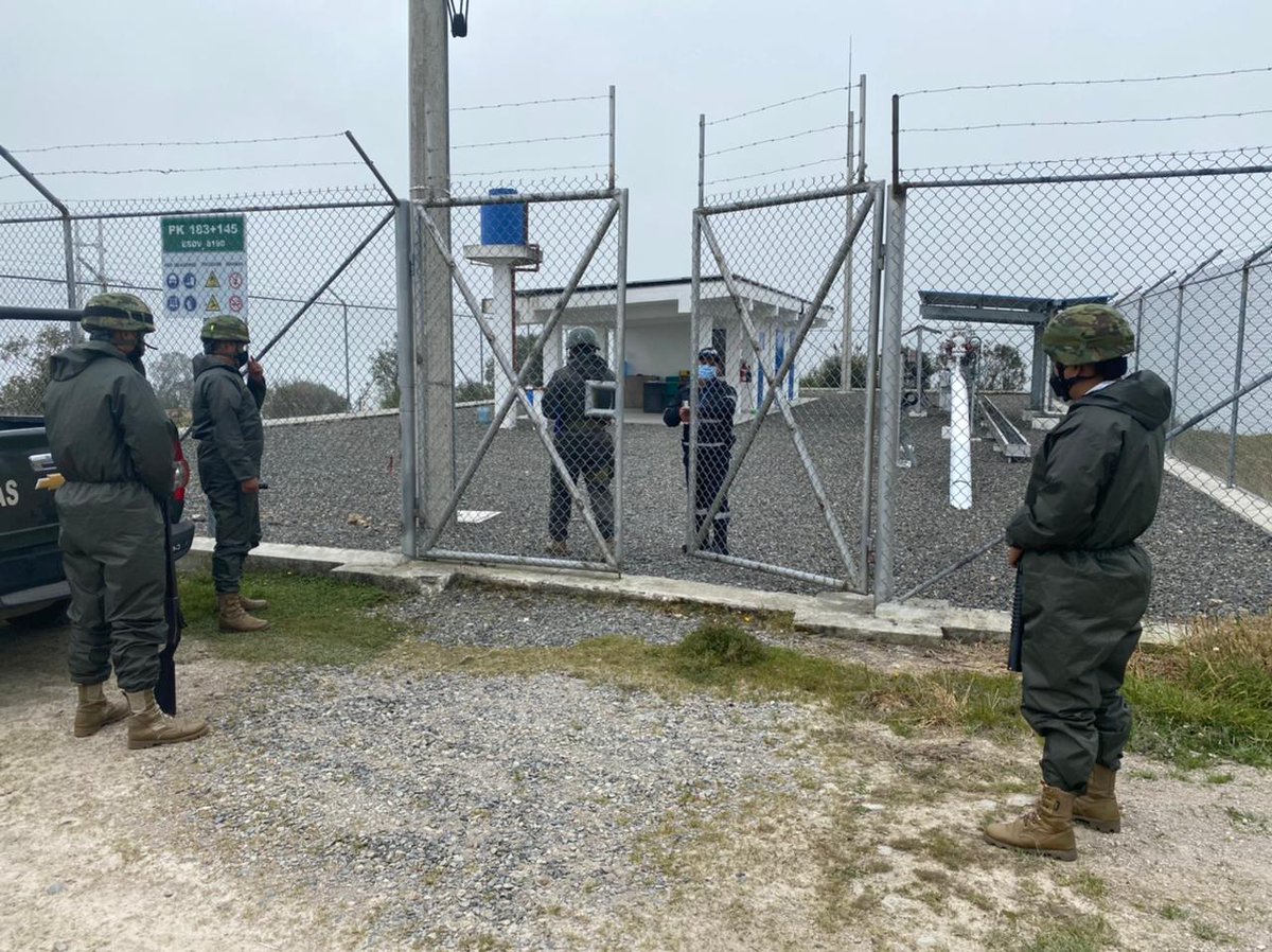 FFAAECUADOR's tweet photo. #Cañar | FF.AA., mantienen operaciones permanentes de seguridad hidrocarburífera en las estaciones de #Ducur , #Charcay, #SuscalViejo, #Caguanapamba, #Sigsihuayco, #Tamboloma y #SaltoMosquera, a fin de evitar el contrabando de combustible. #FFAAHidrocarburos https://t.co/VA3sx3uVQn