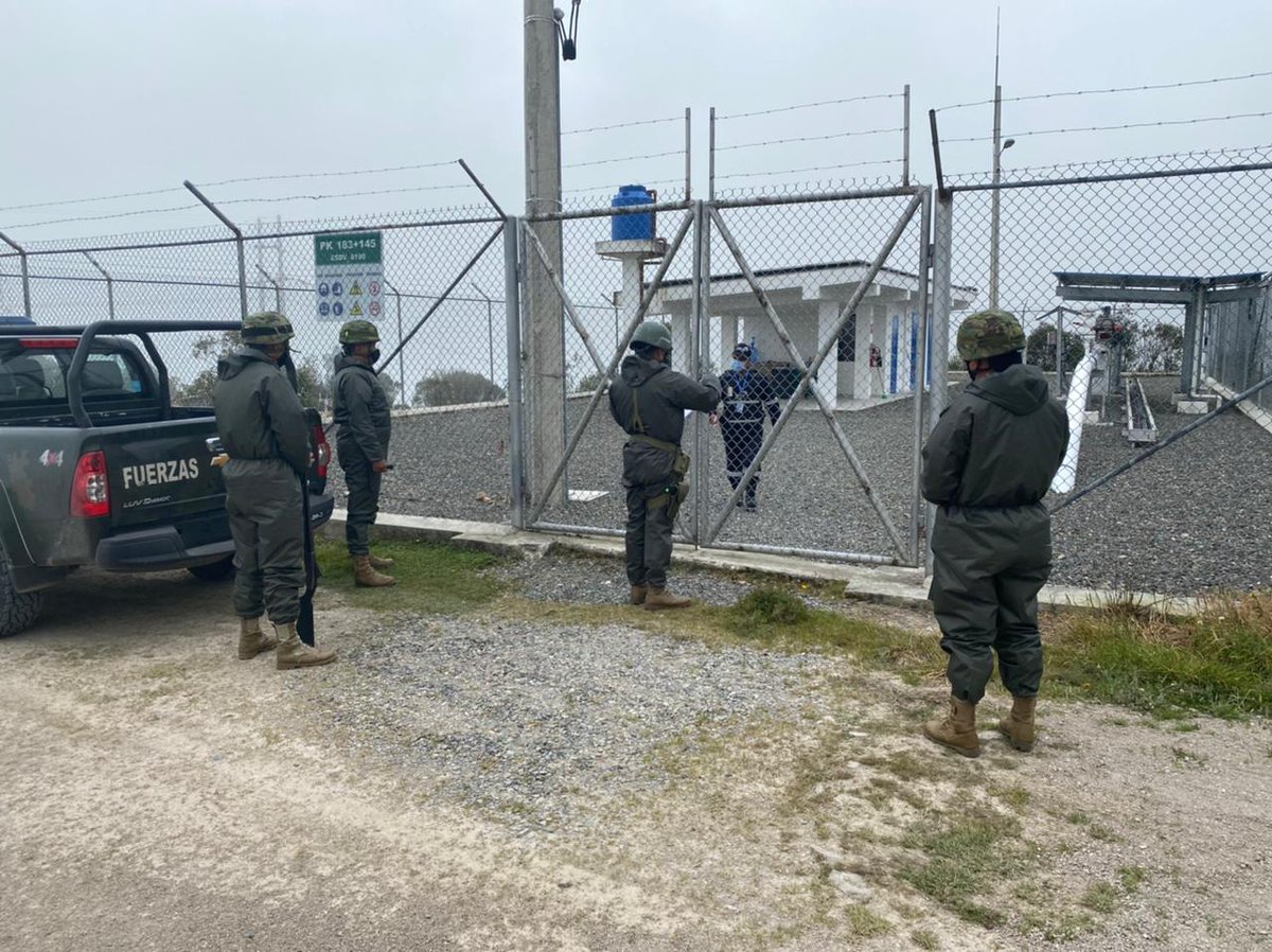 FFAAECUADOR's tweet photo. #Cañar | FF.AA., mantienen operaciones permanentes de seguridad hidrocarburífera en las estaciones de #Ducur , #Charcay, #SuscalViejo, #Caguanapamba, #Sigsihuayco, #Tamboloma y #SaltoMosquera, a fin de evitar el contrabando de combustible. #FFAAHidrocarburos https://t.co/VA3sx3uVQn