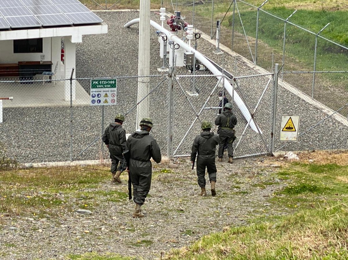 FFAAECUADOR's tweet photo. #Cañar | FF.AA., mantienen operaciones permanentes de seguridad hidrocarburífera en las estaciones de #Ducur , #Charcay, #SuscalViejo, #Caguanapamba, #Sigsihuayco, #Tamboloma y #SaltoMosquera, a fin de evitar el contrabando de combustible. #FFAAHidrocarburos https://t.co/VA3sx3uVQn
