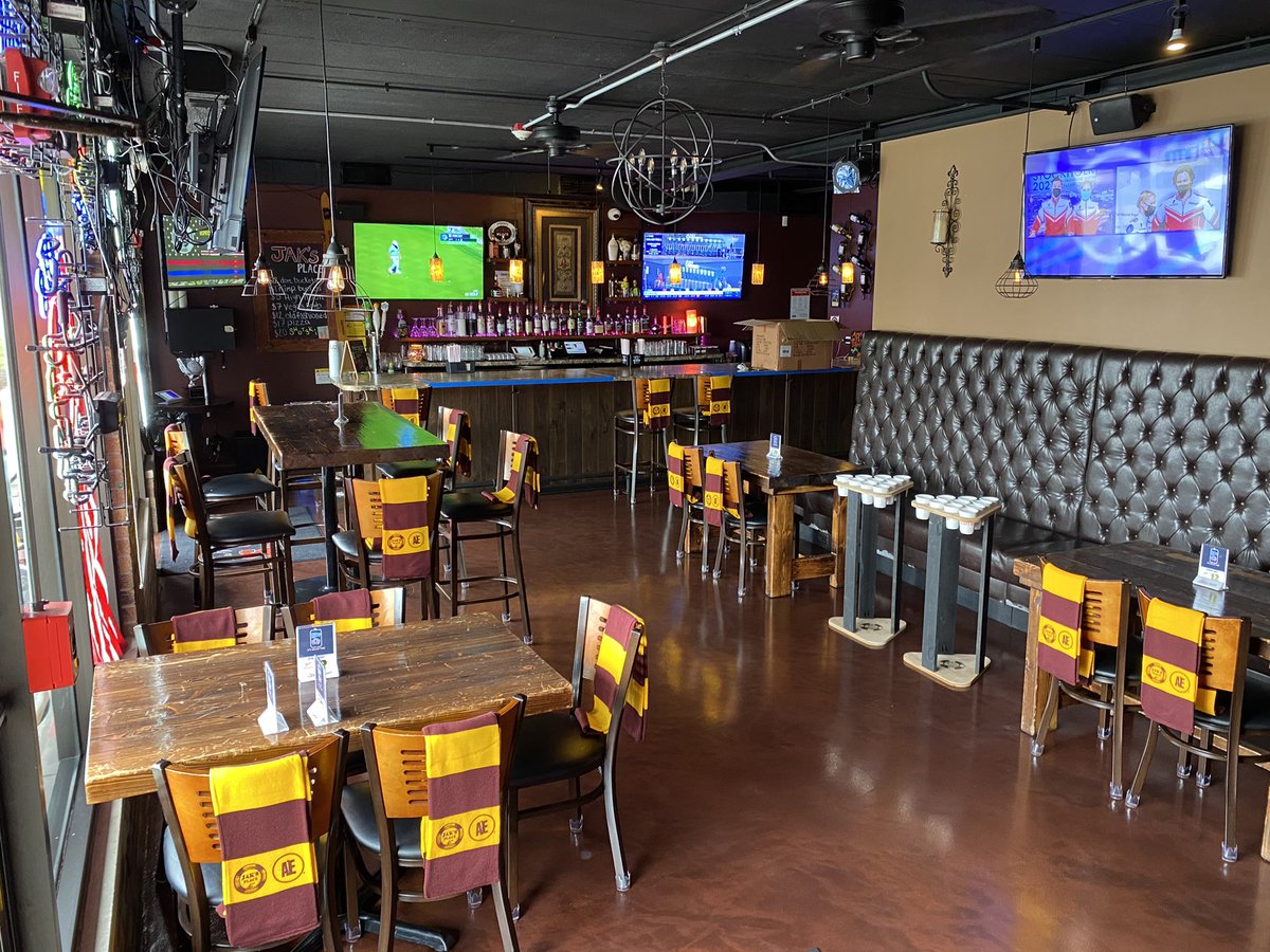 JaksPlace1's tweet photo. FREE #LoyolaChicago inspired Scarf! While supplies last! 🏀🐺🏀🐺
••• Join us Saturday for the 1:40pm Tip off! Avail NOW!! 
@barstoolchicago @chicagobars @RamblersMBB @LoyolaRamblers @NBCSChicago @nbcchicago @cbschicago @ABC7Chicago @WGNNews @BarstoolBlers @theSisterJean https://t.co/qr3UxbSDrD
