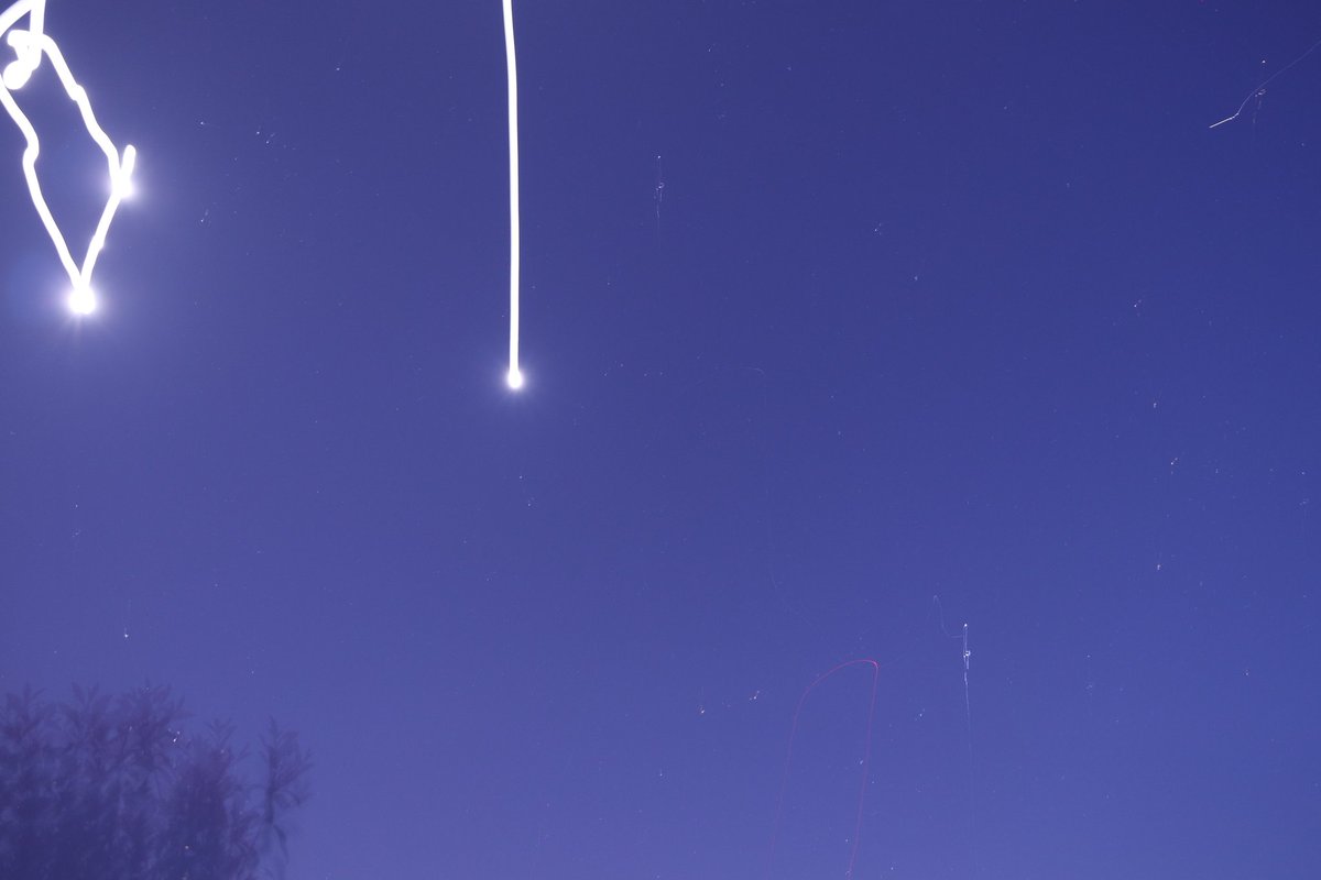 Christo324085's tweet photo. Kaléidoscope lumineux lors d'une séance photo nocturne ( sur trépied.)
🥳🤯 Qd l'appareil photo fait des siennes.
#cieldenuit (F3,5 100 ISO exposition +40") https://t.co/rF9W9ugAsz
