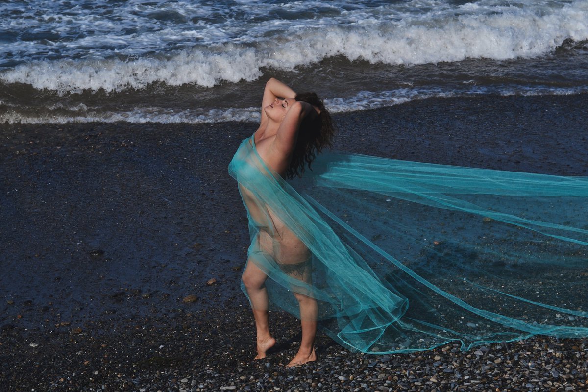 Do you prefer the ocean or the mountains? 💜 
📷 by @TKNNBABE