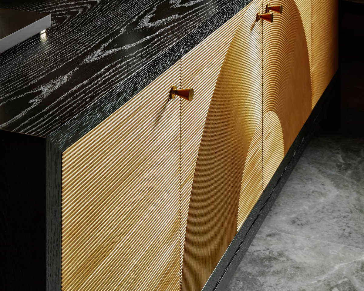theoalex's tweet photo. Part of Jamie Drake's collection for Theodore Alexander, the lines of the Reed Buffet were inspired by a jewelry exhibition at the Metropolitan Museum of Art.
#JamieDrake #jamiedrakedesign #luxurycollection #timelessdesign #topstylefiles #luxuryliving #theodorealexander https://t.co/wwiWWiqIkM