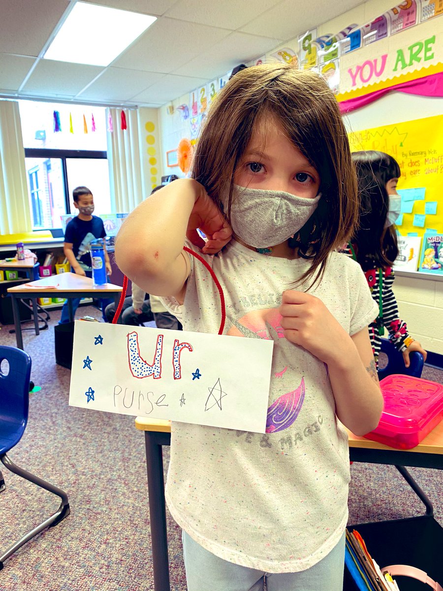 ForeveraFirstie's tweet photo. Bossy R back at it again this week! We used our flowER powER to create pURses 🌸 👜 #VOheart @NoviVillageOaks https://t.co/UcBQGFeBRw