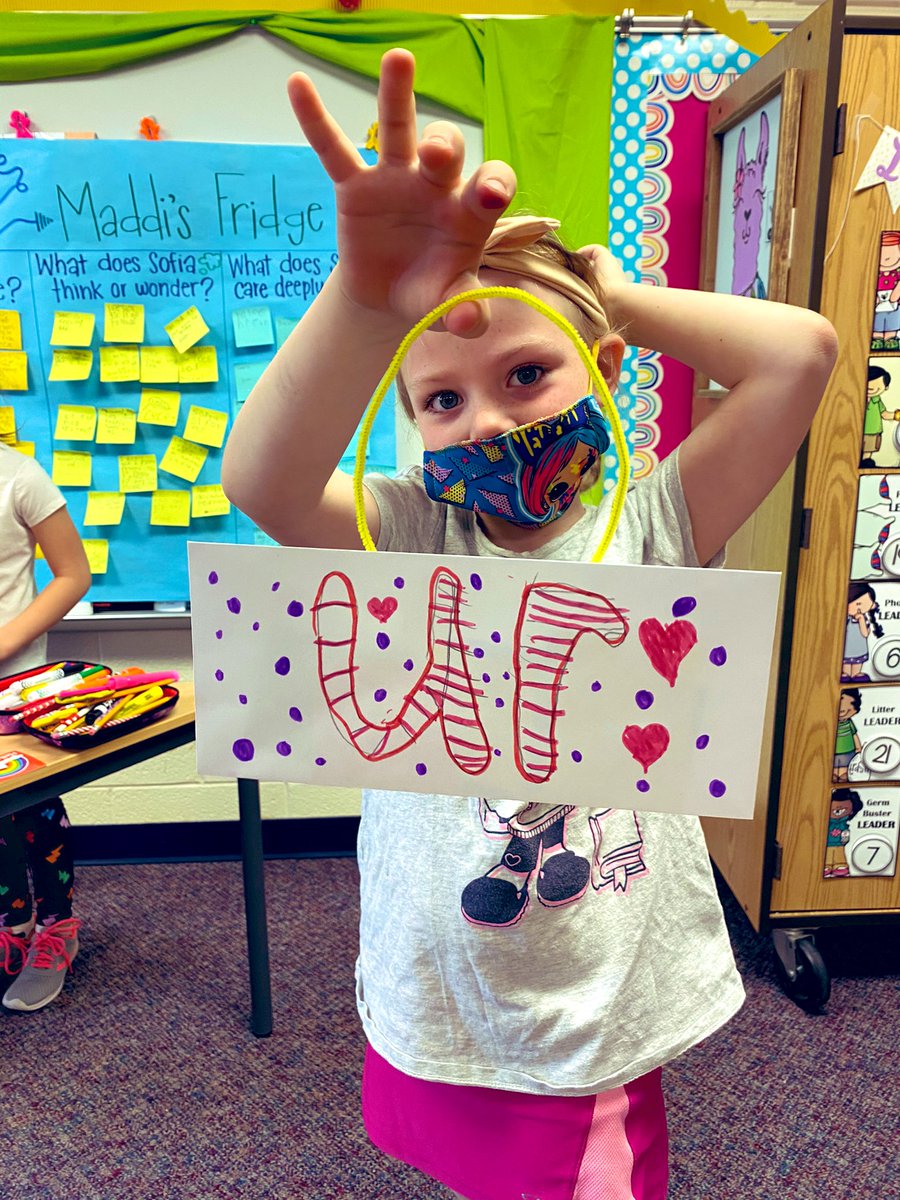 ForeveraFirstie's tweet photo. Bossy R back at it again this week! We used our flowER powER to create pURses 🌸 👜 #VOheart @NoviVillageOaks https://t.co/UcBQGFeBRw