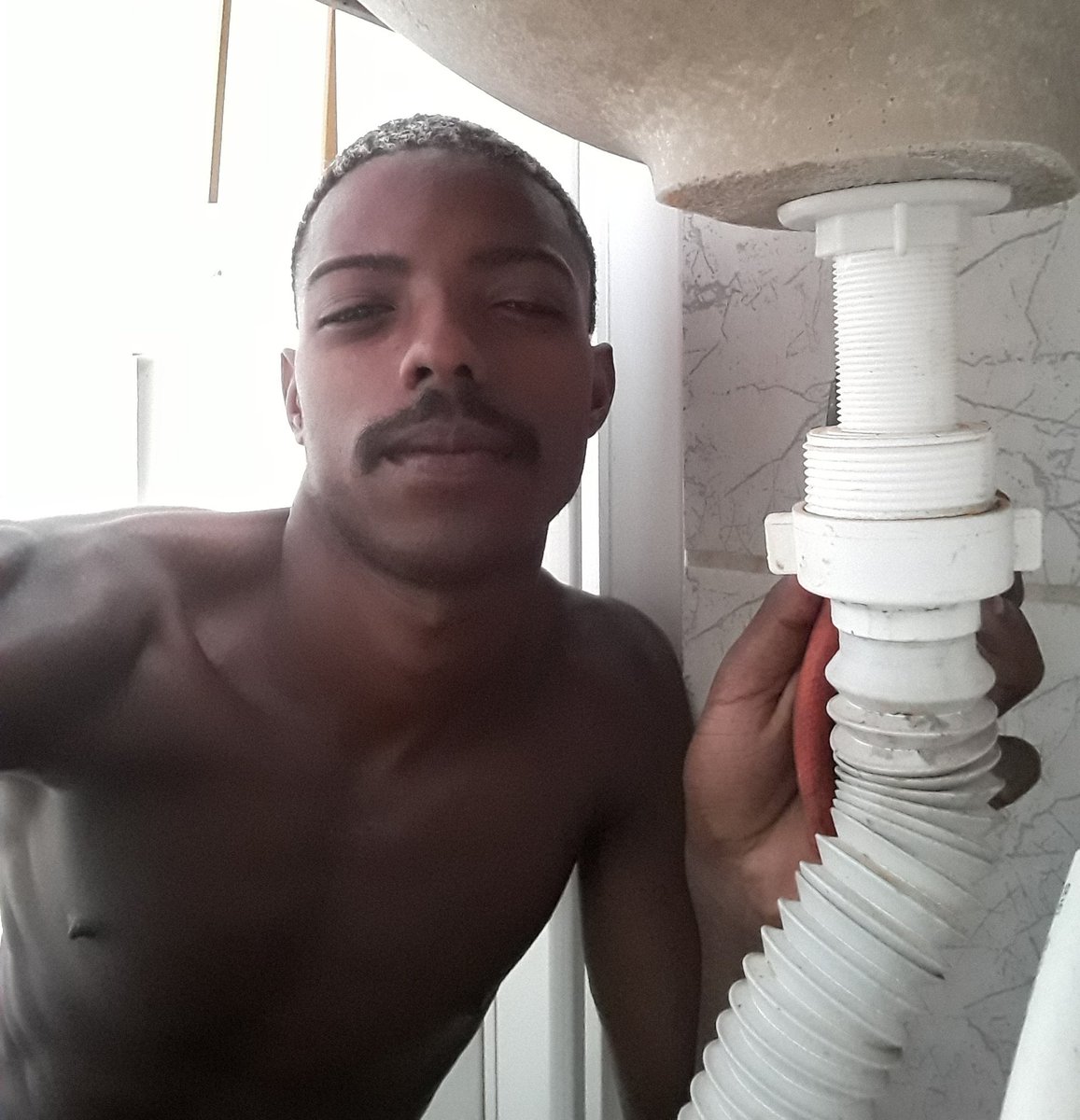 eicitoulevi's tweet photo. Já Estou a 2 Horas Consertando a Encanação Da Vizinha e Até Agora Nada, Será Que Ela Nunca Viu Xvídeos? 🤔🤔🤦🏿‍♂️😂 https://t.co/5S1v3NQPkV